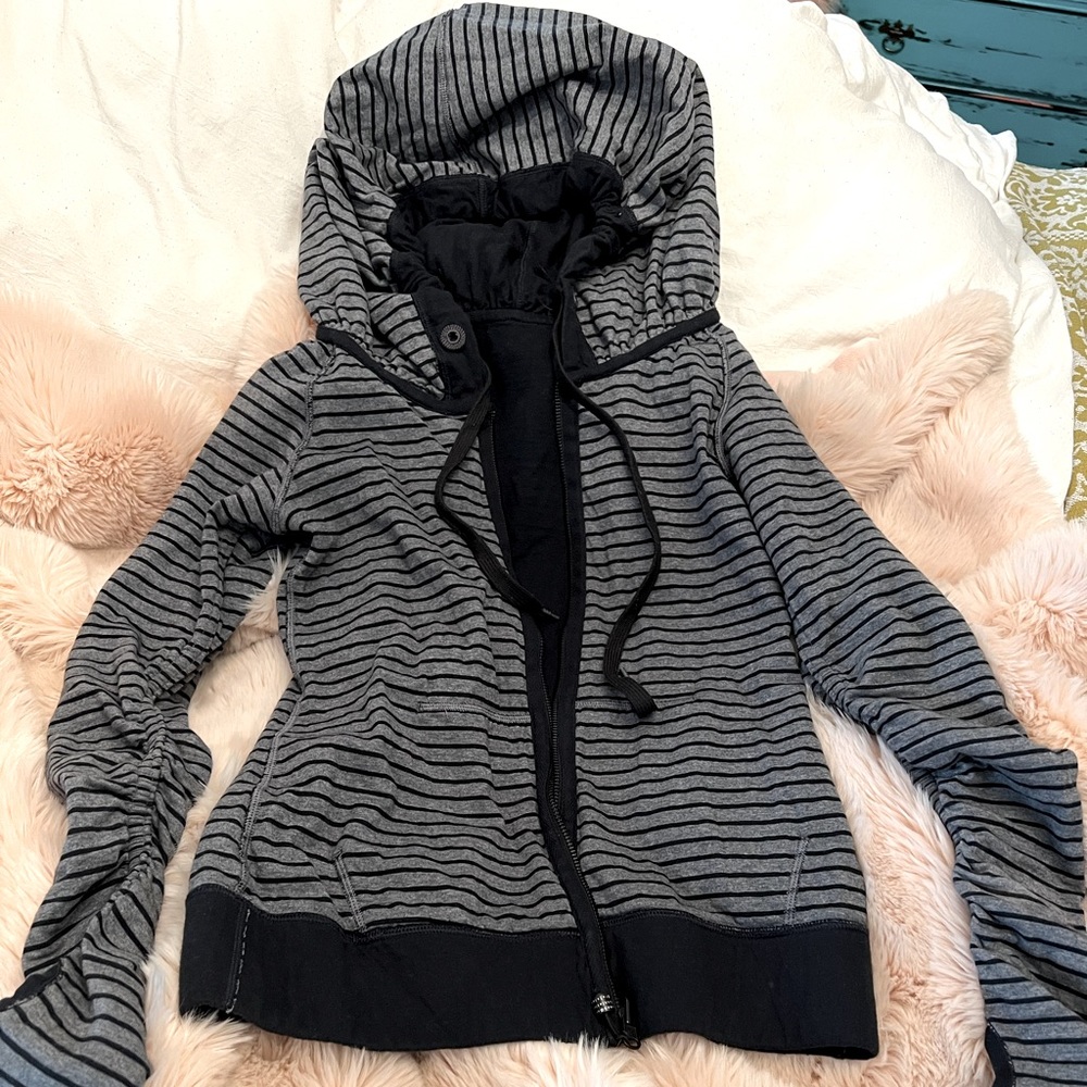 LuluLemon reversible hoodie with ruched sleeves and over sized hood. Size 4
